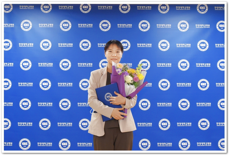 본관10층 병동간호사 - 2023년도 4/4분기 친절직원 '눈·미·끄'(눈을 마주치며 미소짓고 끄덕인다) 상          